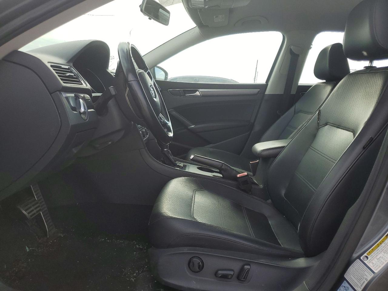2016 VOLKSWAGEN PASSAT