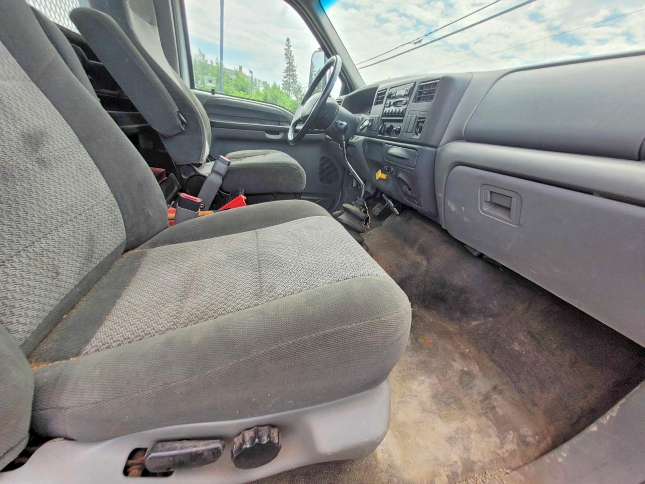 2004 FORD F750
