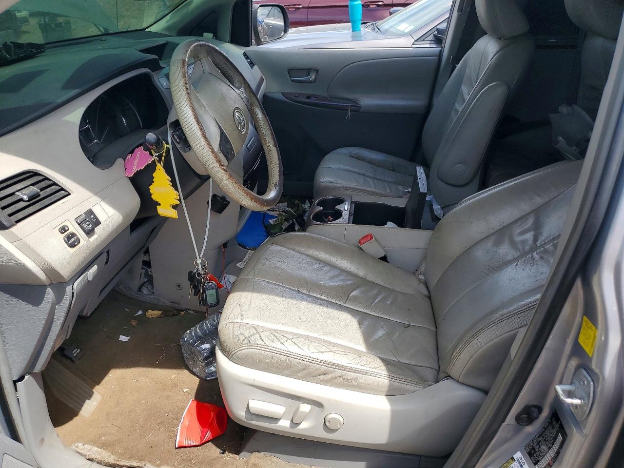 2011 TOYOTA SIENNA