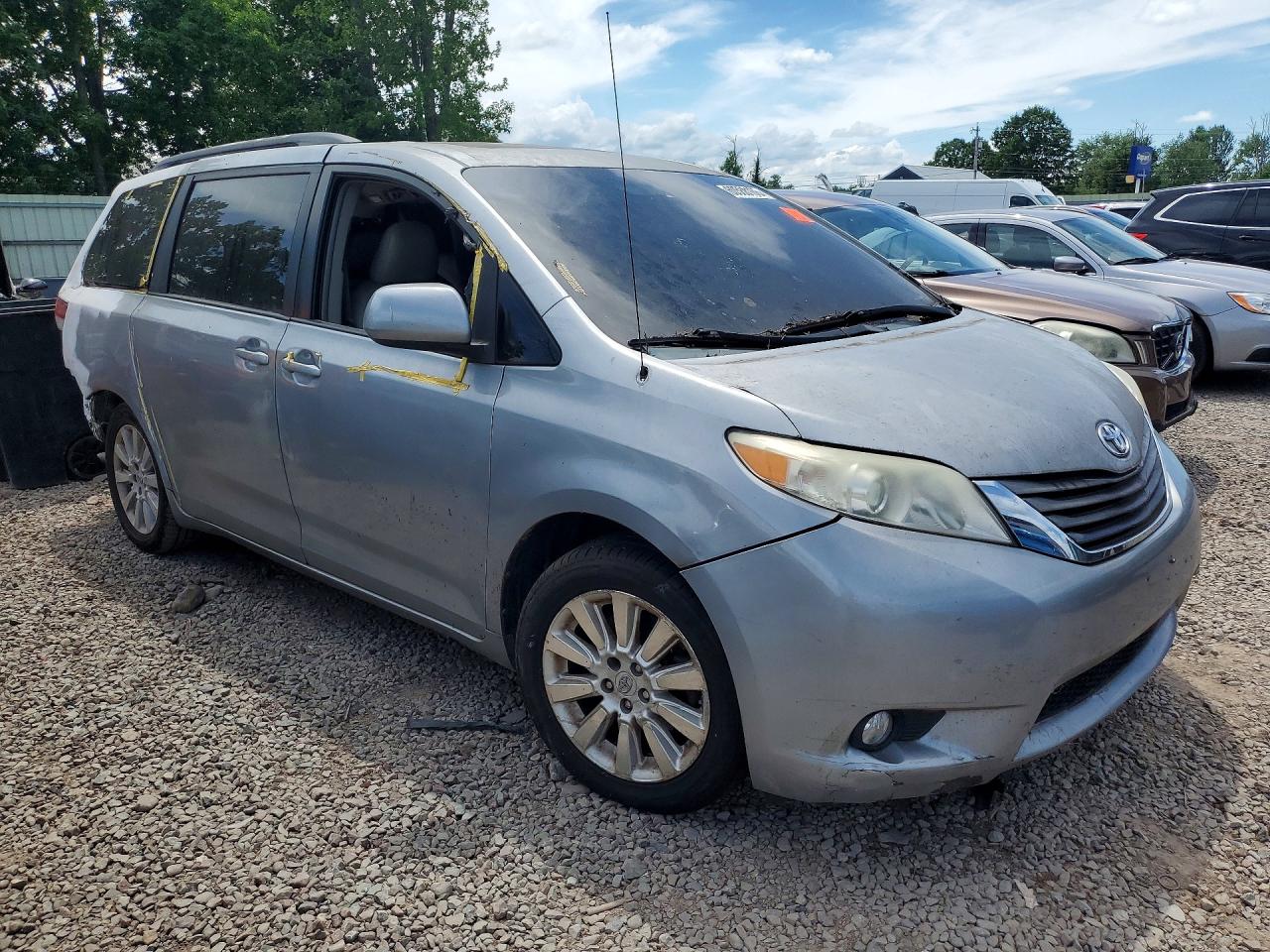 2011 TOYOTA SIENNA