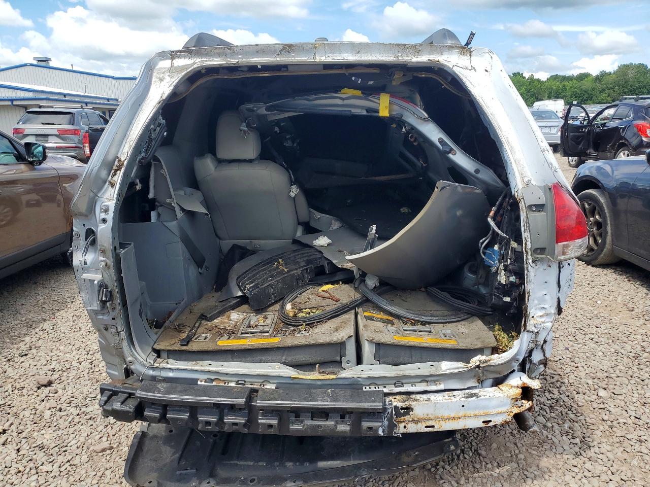 2011 TOYOTA SIENNA