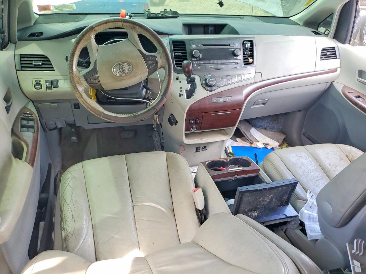 2011 TOYOTA SIENNA