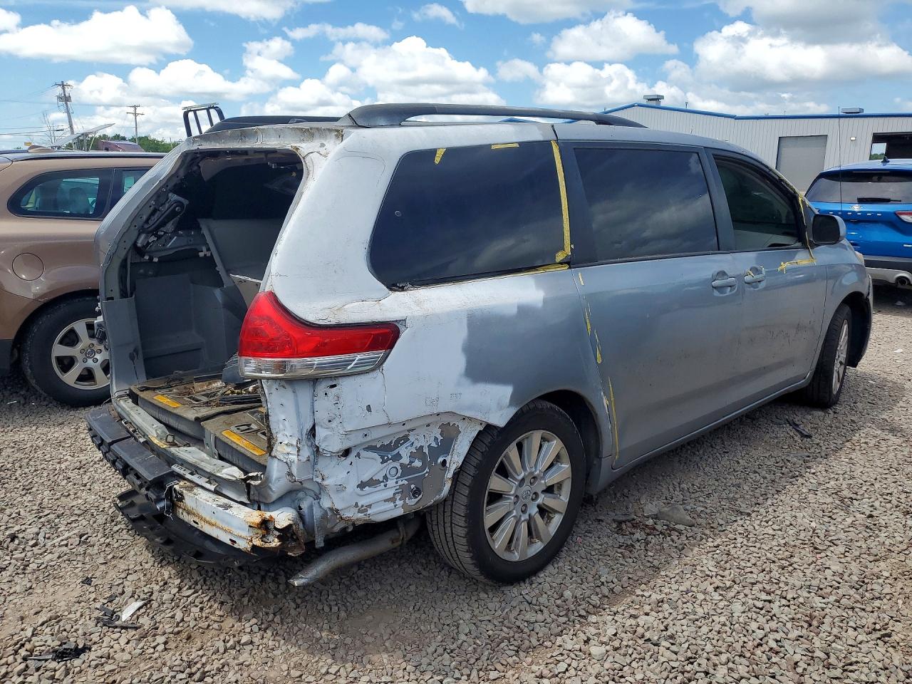 2011 TOYOTA SIENNA