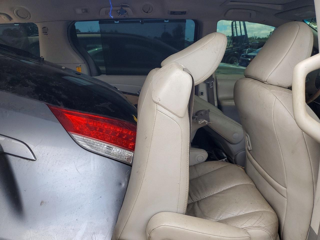 2011 TOYOTA SIENNA