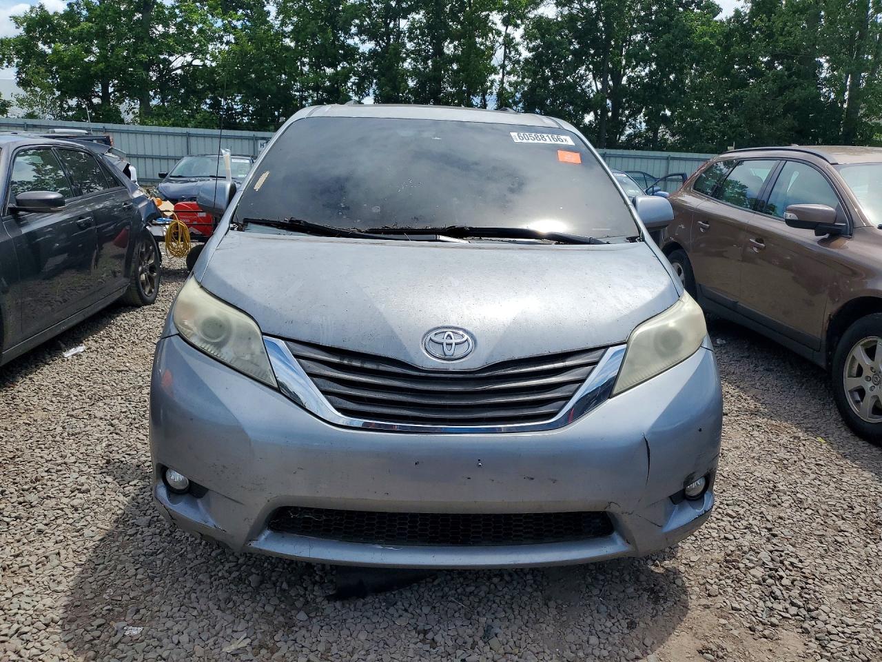 2011 TOYOTA SIENNA