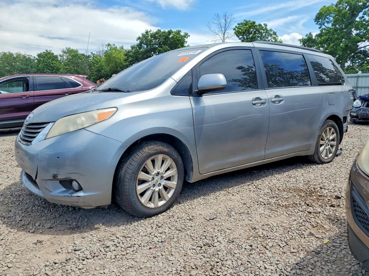 2011 TOYOTA SIENNA