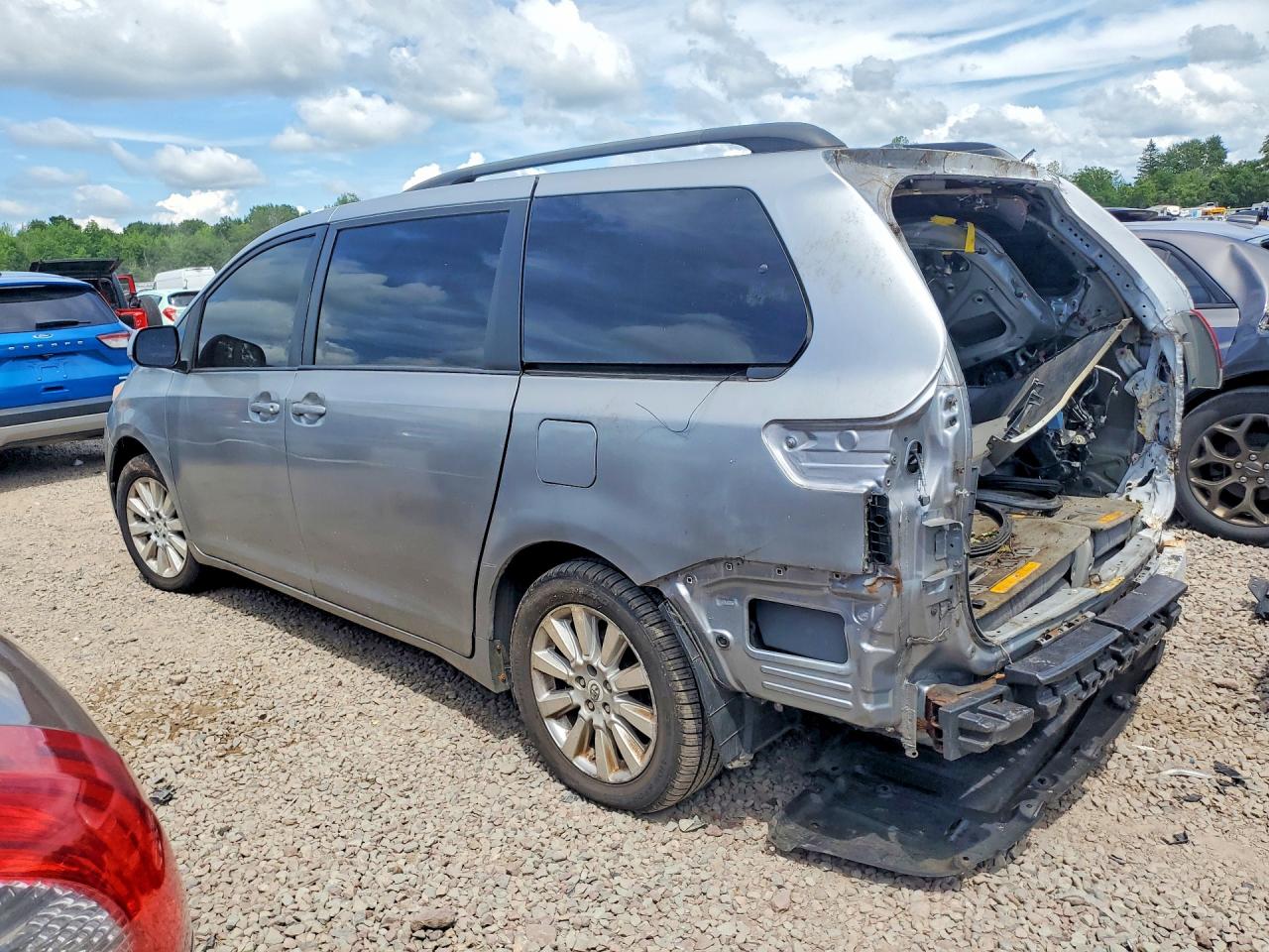 2011 TOYOTA SIENNA