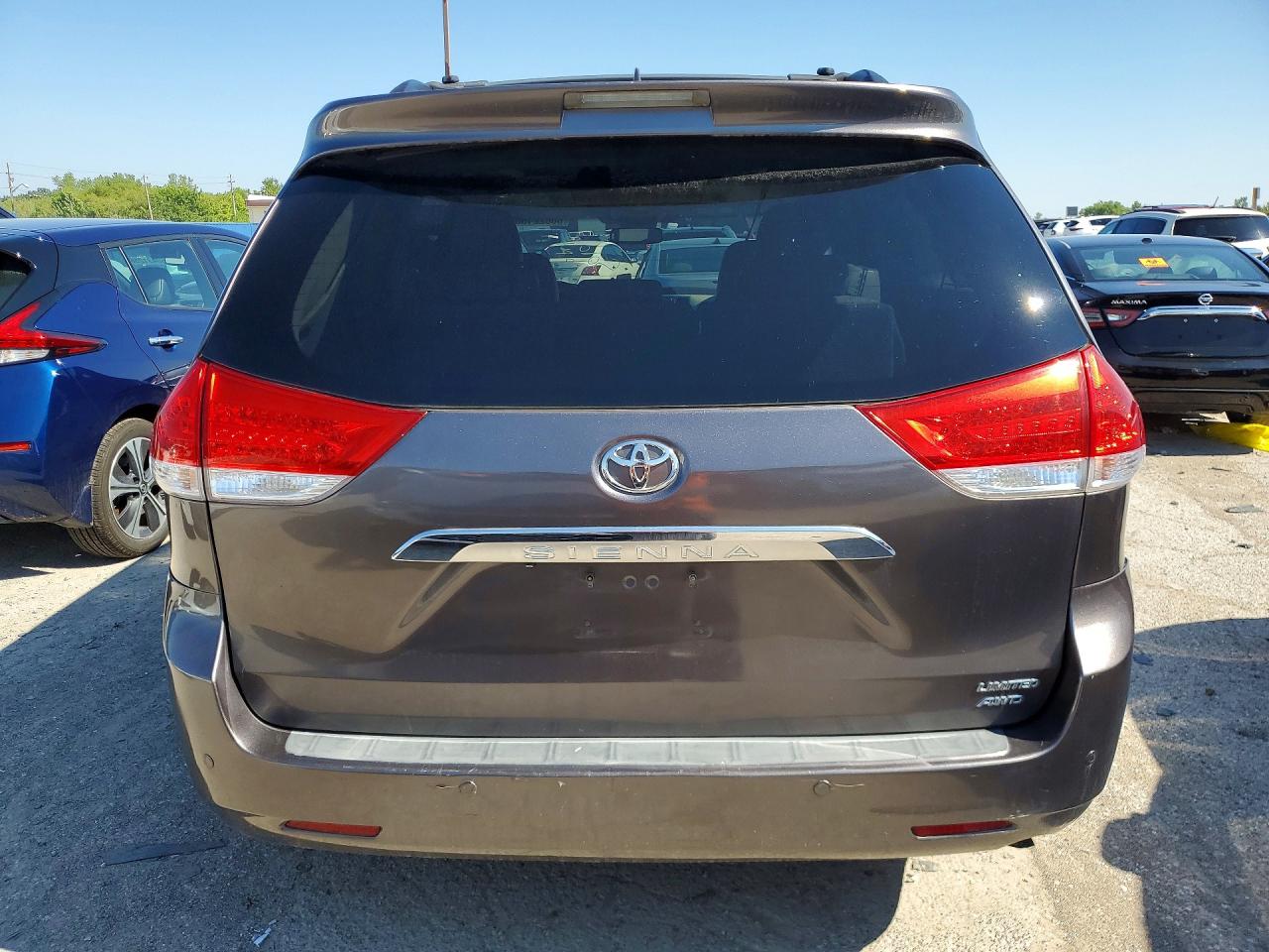2011 TOYOTA SIENNA