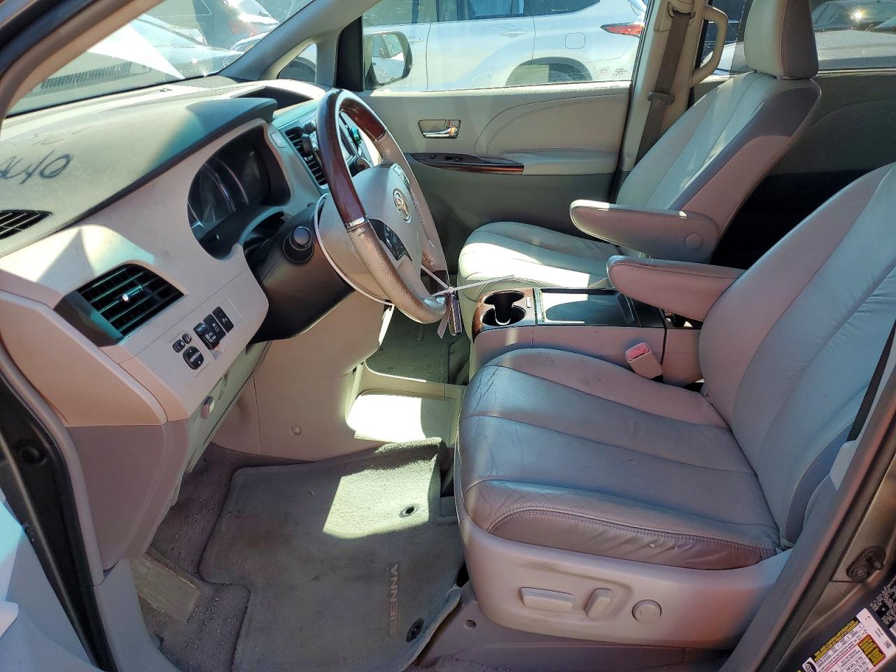 2011 TOYOTA SIENNA
