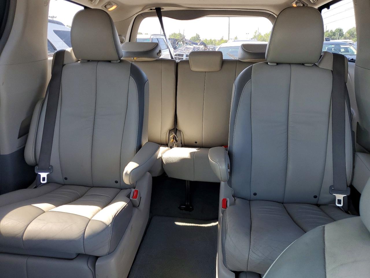2011 TOYOTA SIENNA