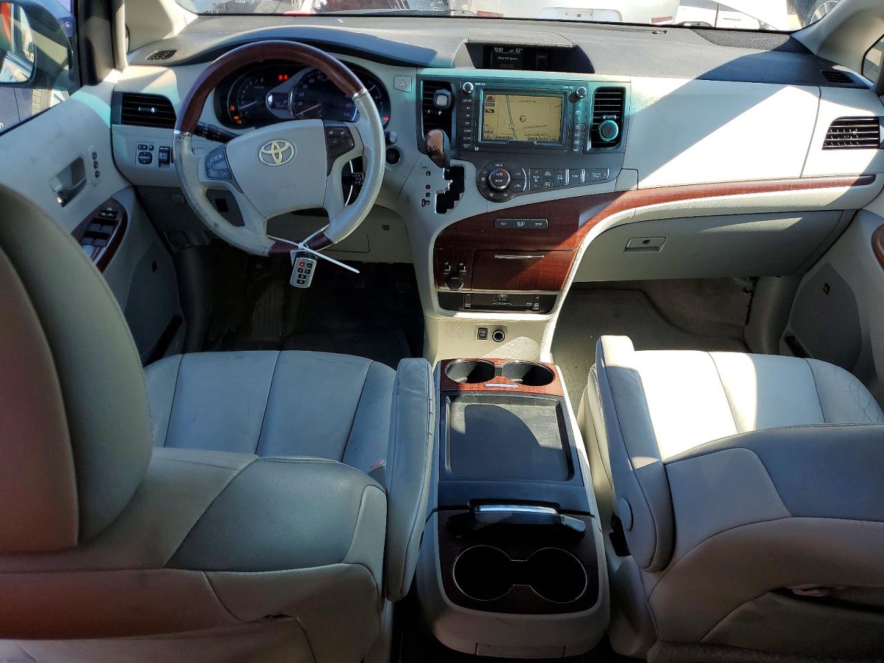 2011 TOYOTA SIENNA