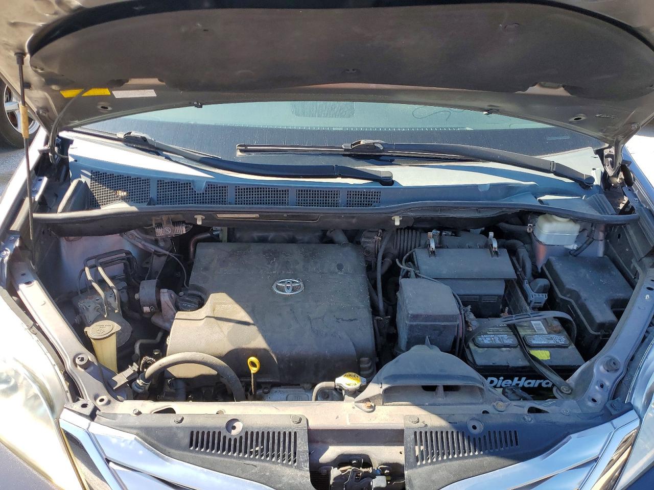 2011 TOYOTA SIENNA