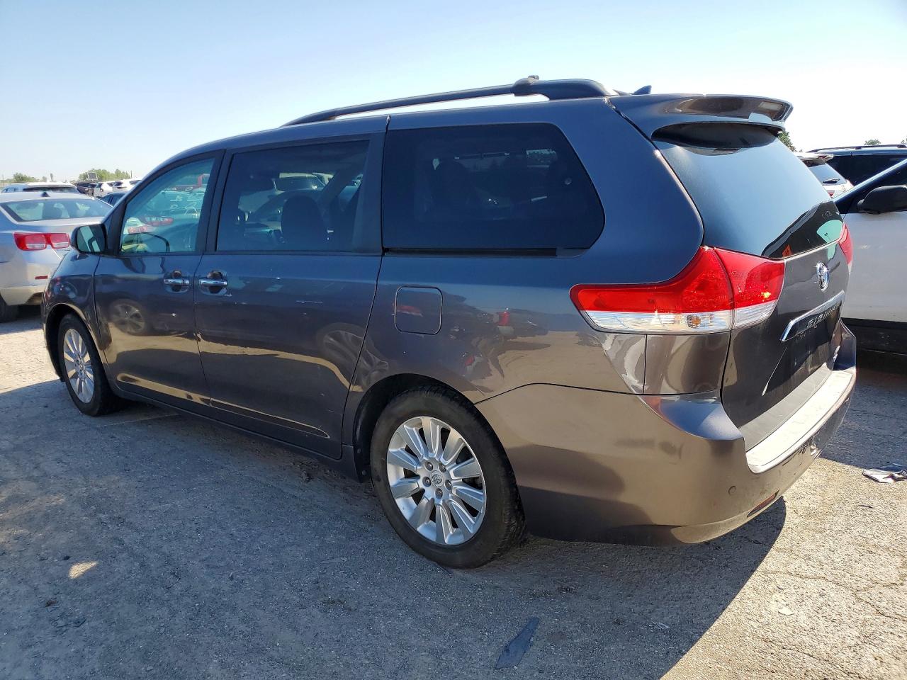 2011 TOYOTA SIENNA