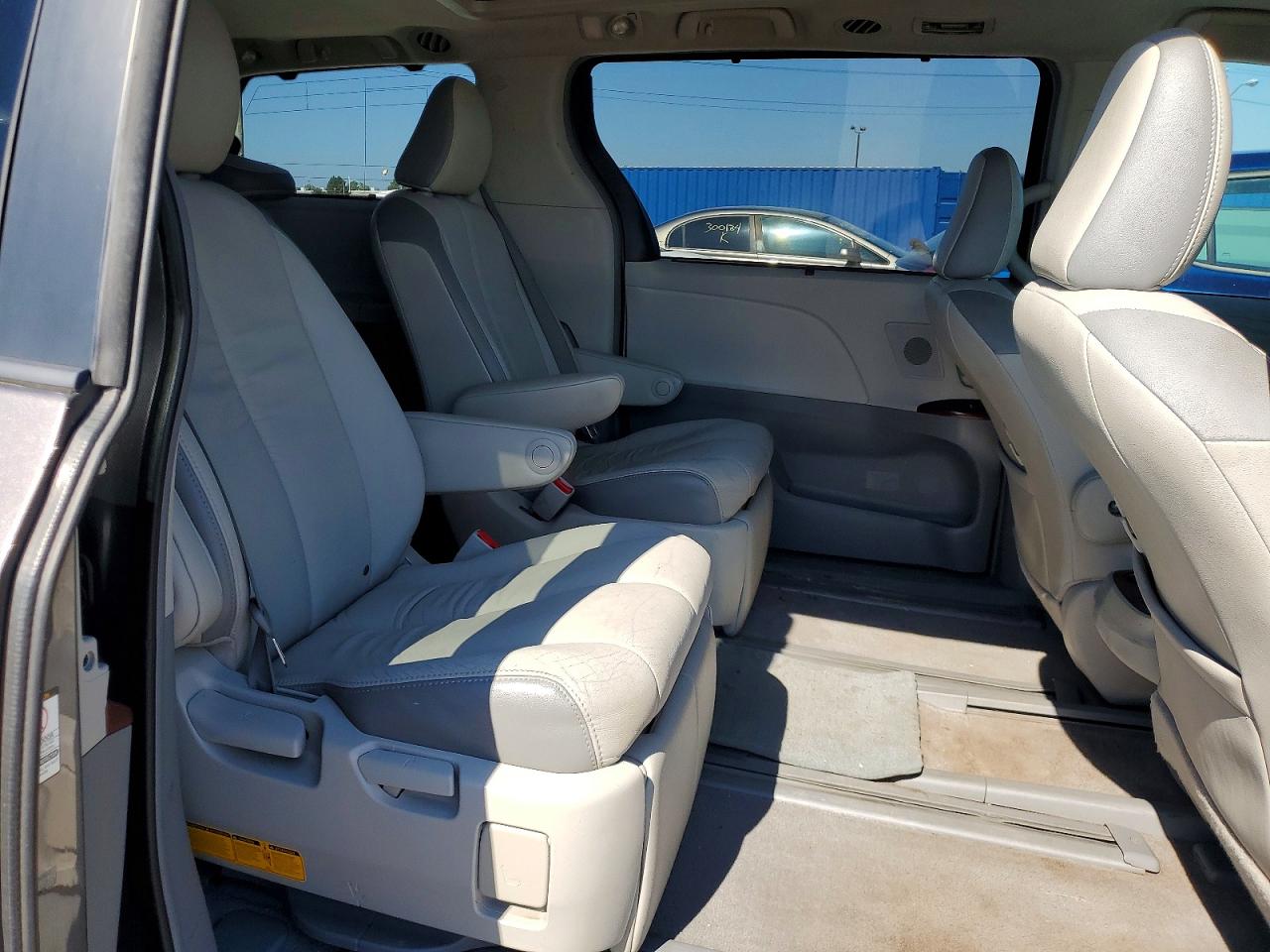 2011 TOYOTA SIENNA