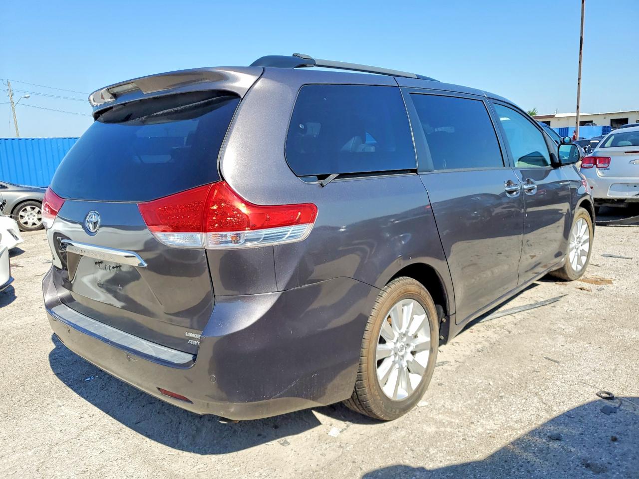 2011 TOYOTA SIENNA