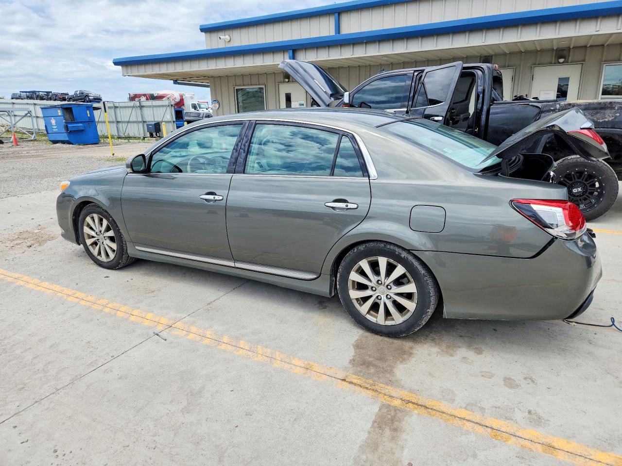 2011 TOYOTA AVALON