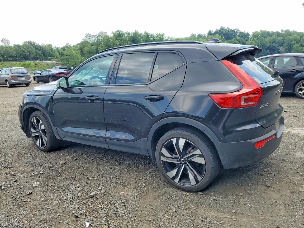 2024 VOLVO XC40