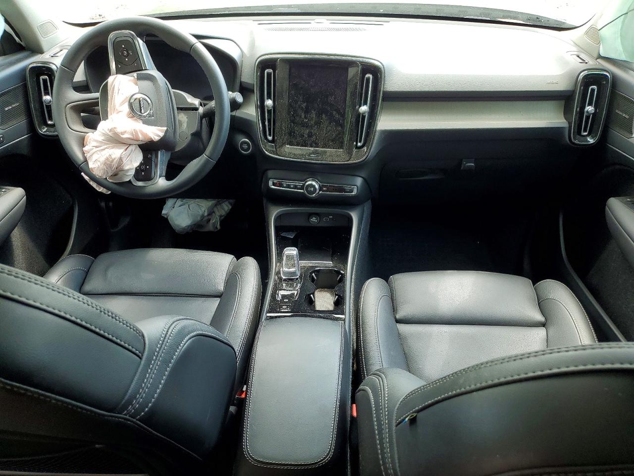 2024 VOLVO XC40