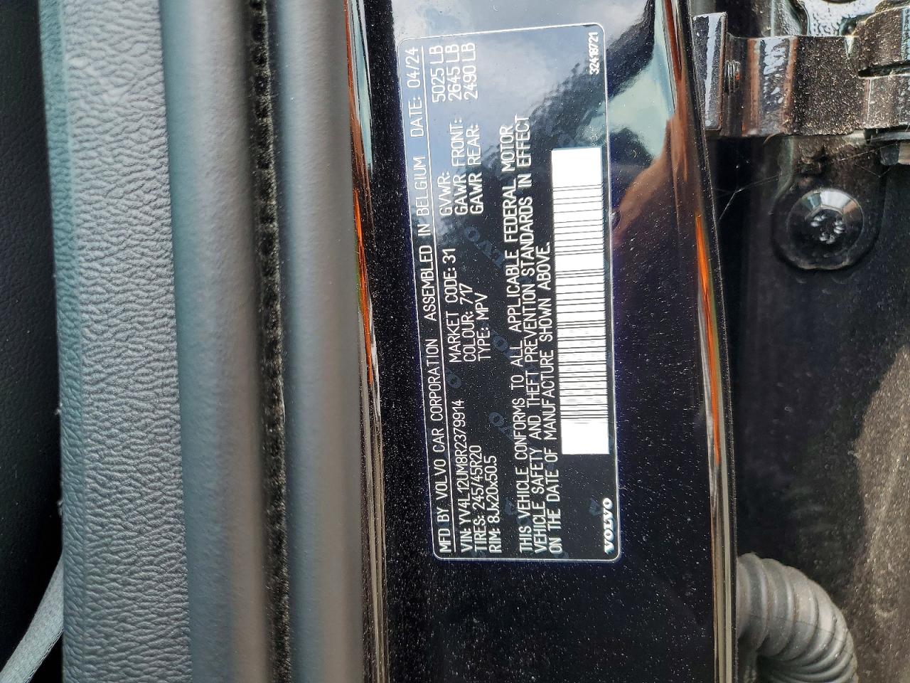 2024 VOLVO XC40