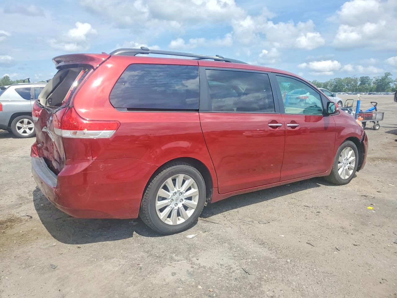 2013 TOYOTA SIENNA