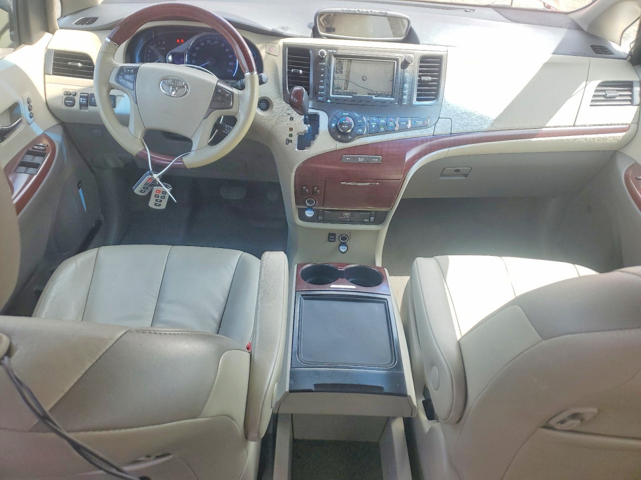 2013 TOYOTA SIENNA