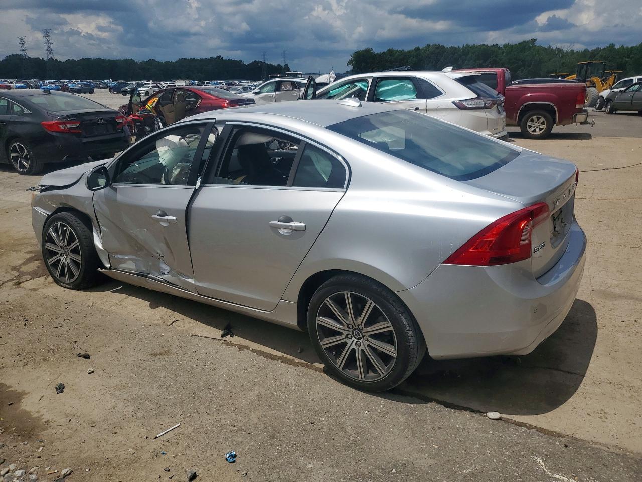 2015 VOLVO S60