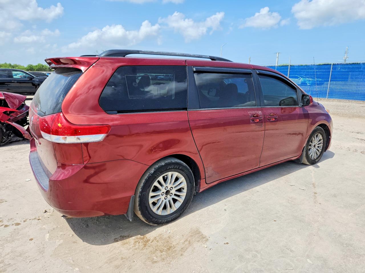 2014 TOYOTA SIENNA