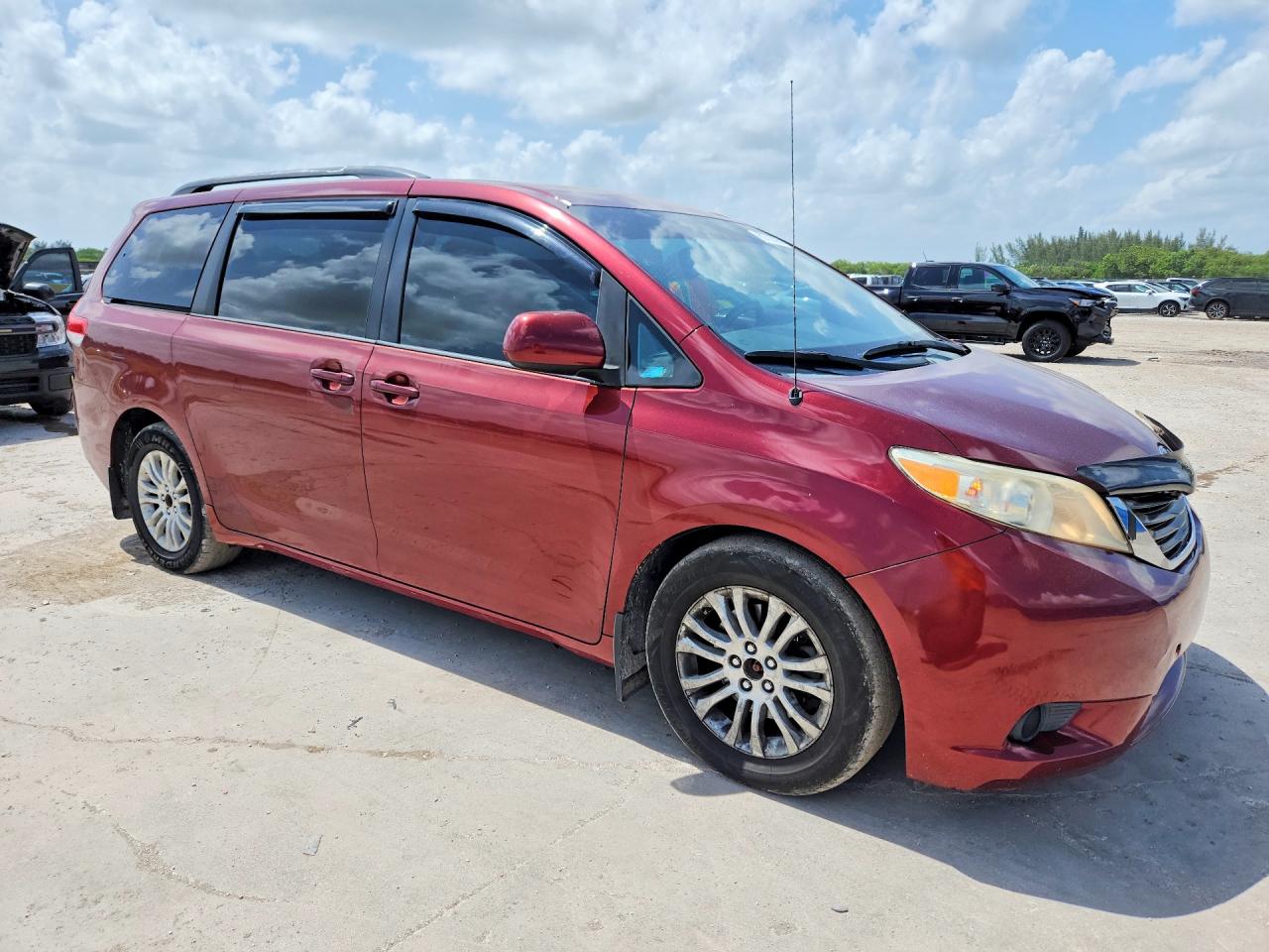 2014 TOYOTA SIENNA