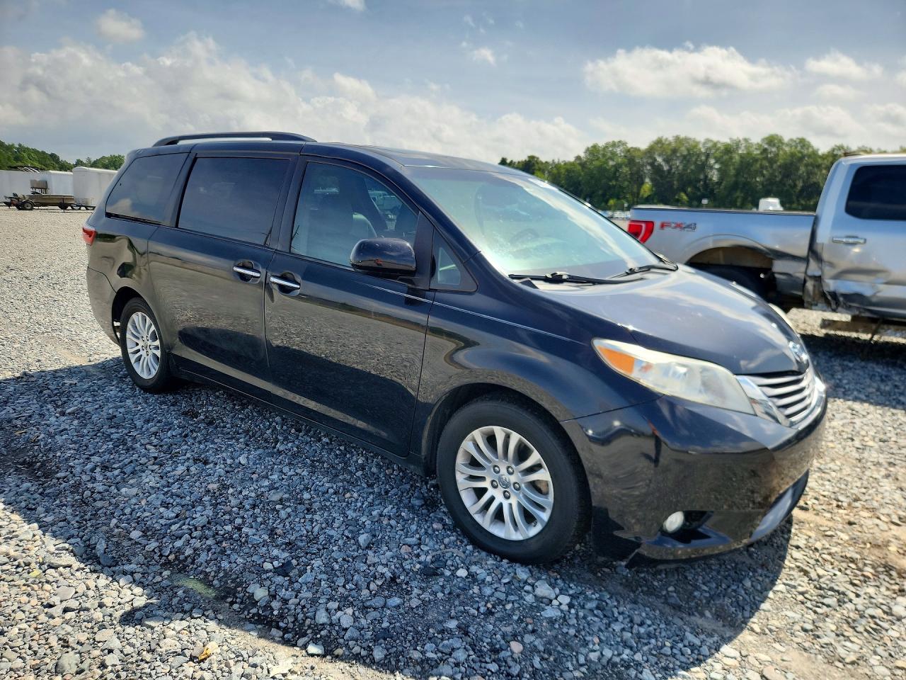 2016 TOYOTA SIENNA