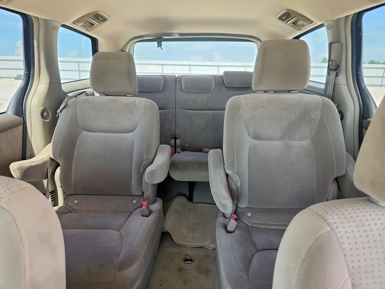 2010 TOYOTA SIENNA