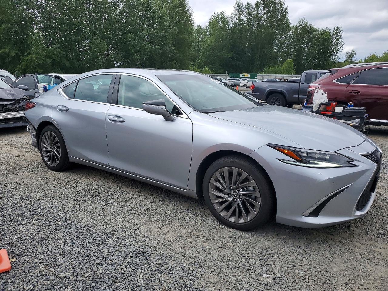 2024 LEXUS ES300