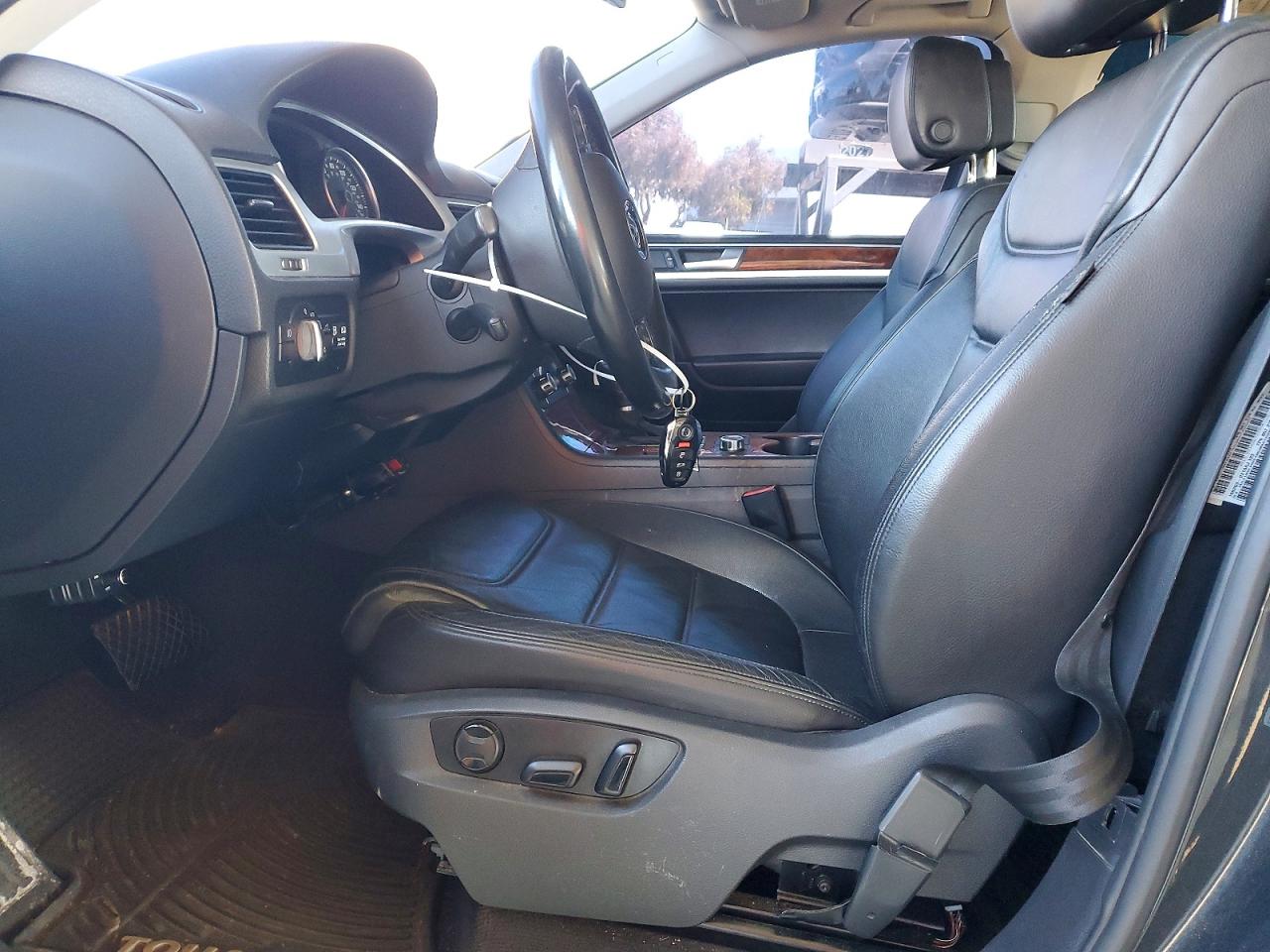 2012 VOLKSWAGEN TOUAREG