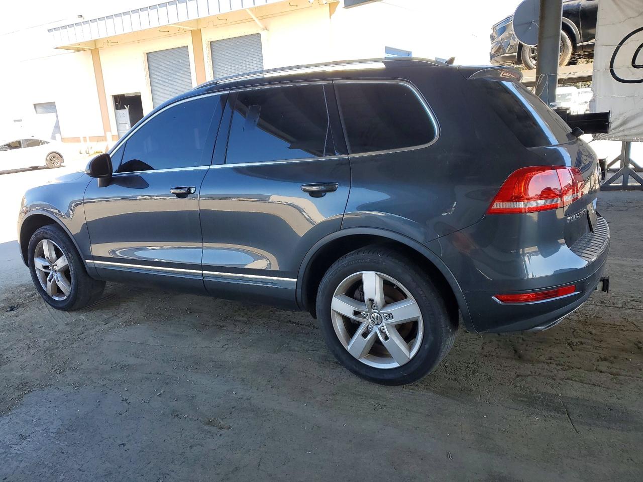 2012 VOLKSWAGEN TOUAREG