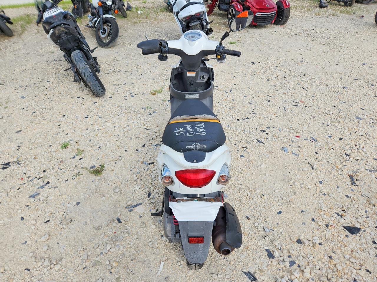 2016 GENUINE SCOOTER CO. SCOOTER