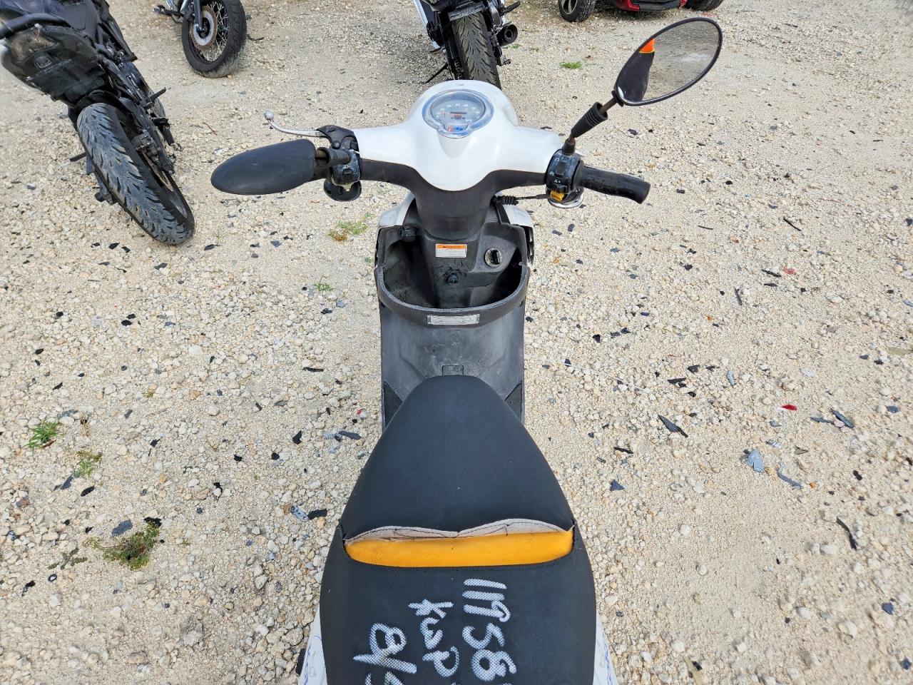 2016 GENUINE SCOOTER CO. SCOOTER