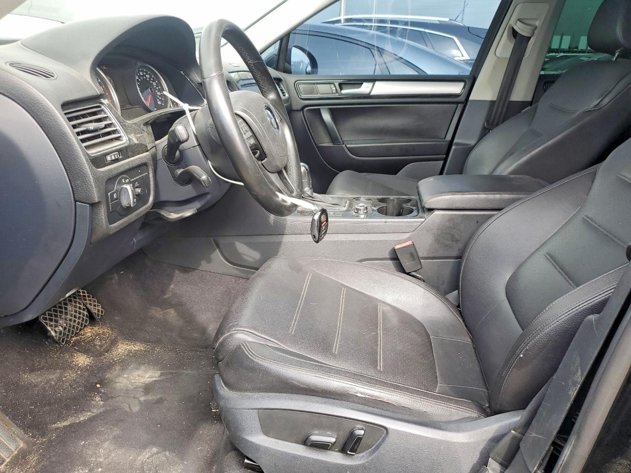 2012 VOLKSWAGEN TOUAREG