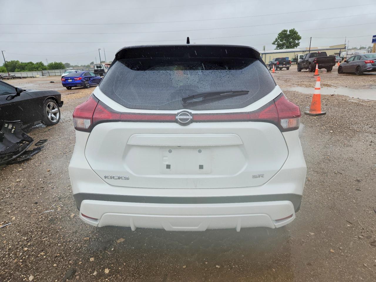 2024 NISSAN KICKS
