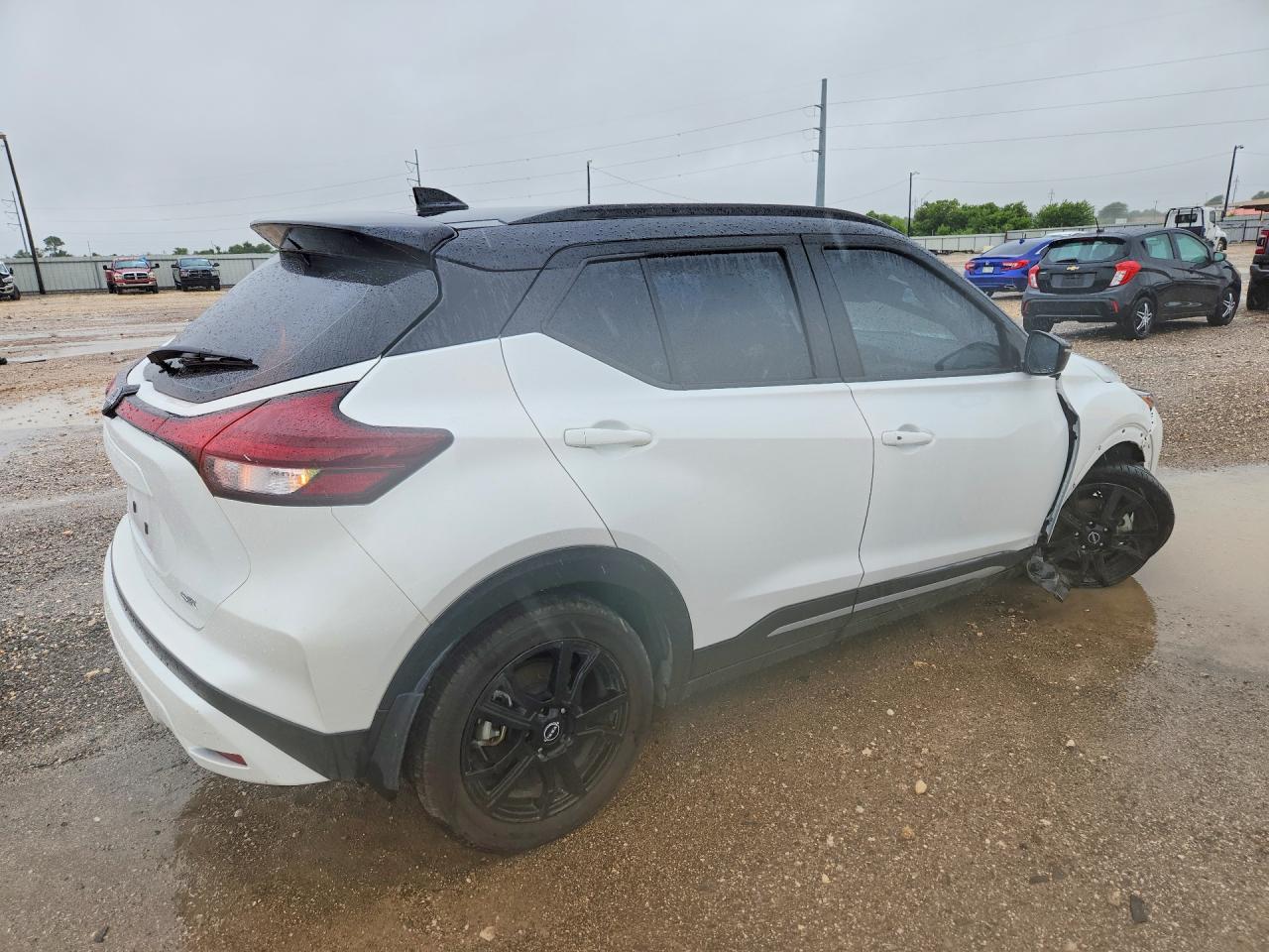 2024 NISSAN KICKS