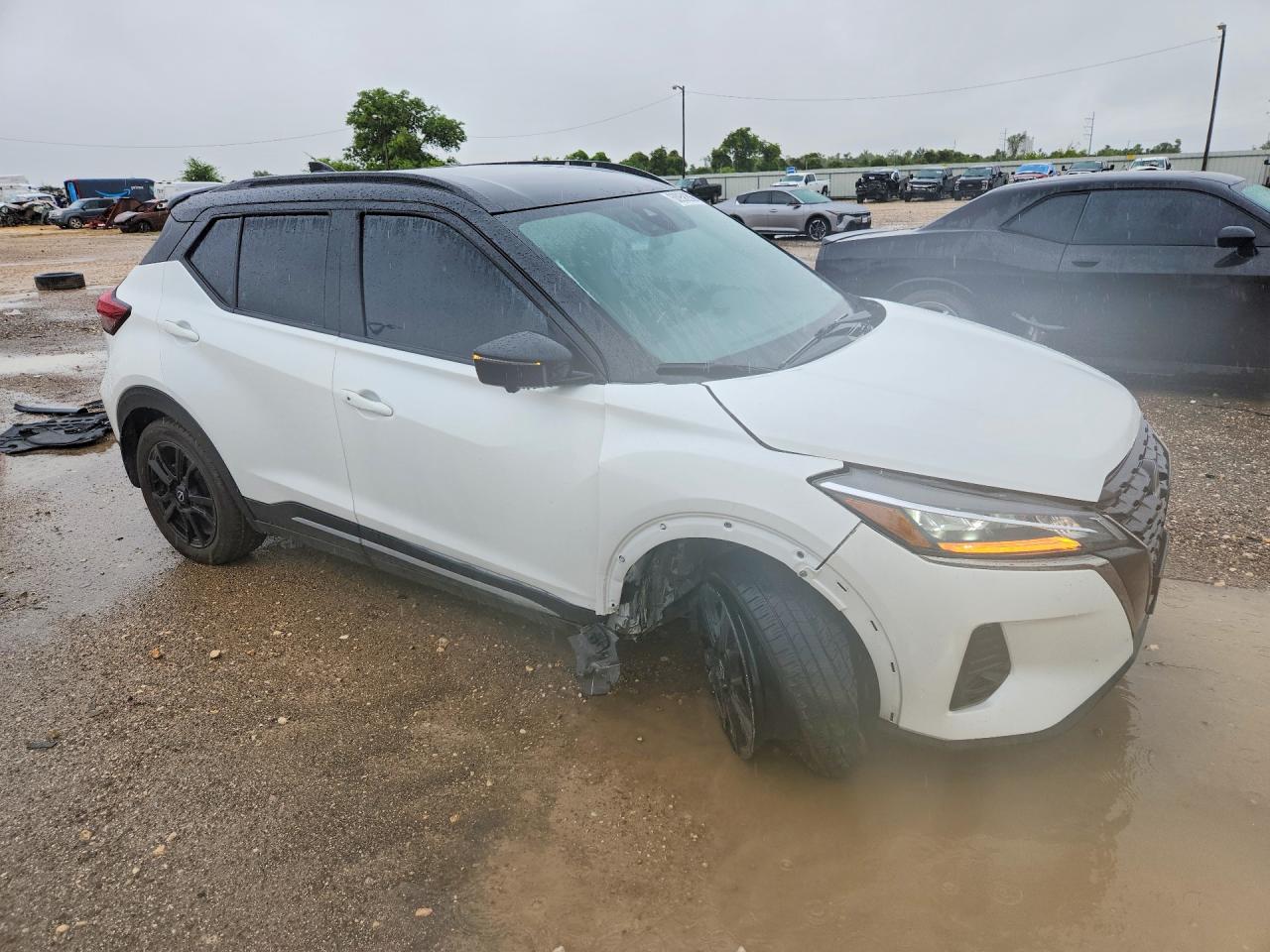 2024 NISSAN KICKS