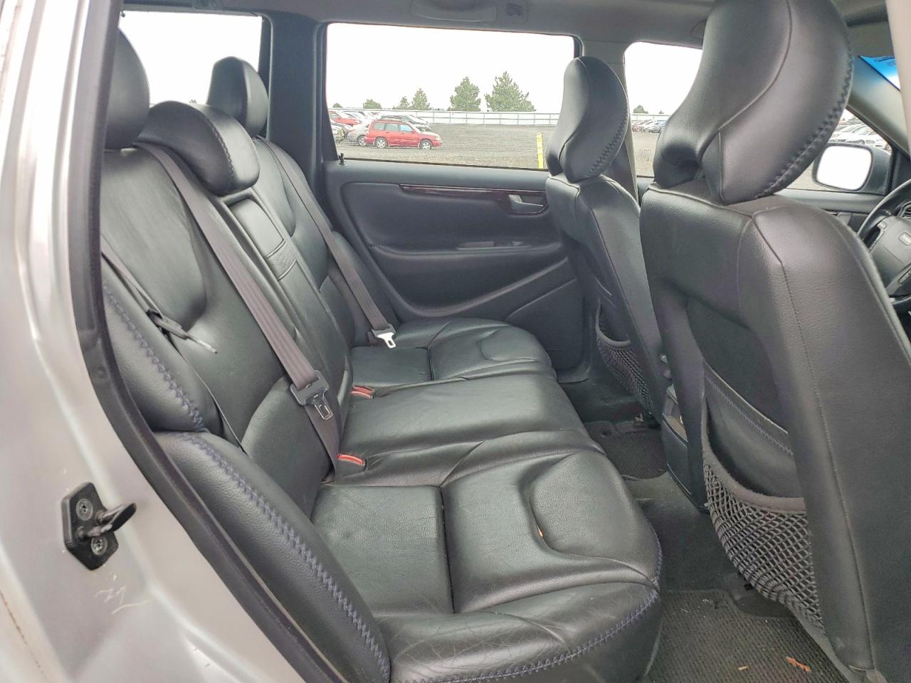 2002 VOLVO V70