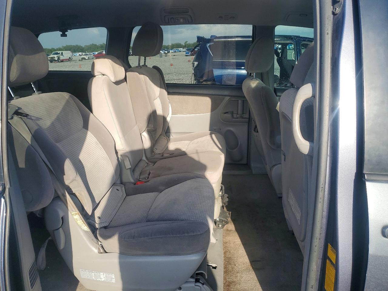 2009 TOYOTA SIENNA