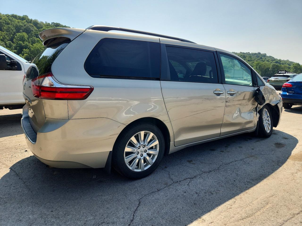 2017 TOYOTA SIENNA
