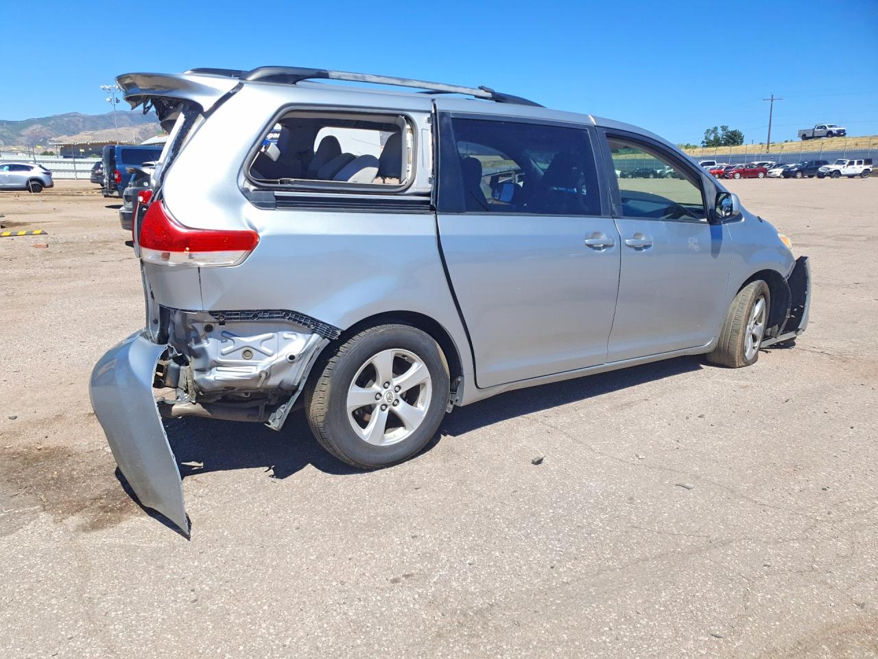 2011 TOYOTA SIENNA