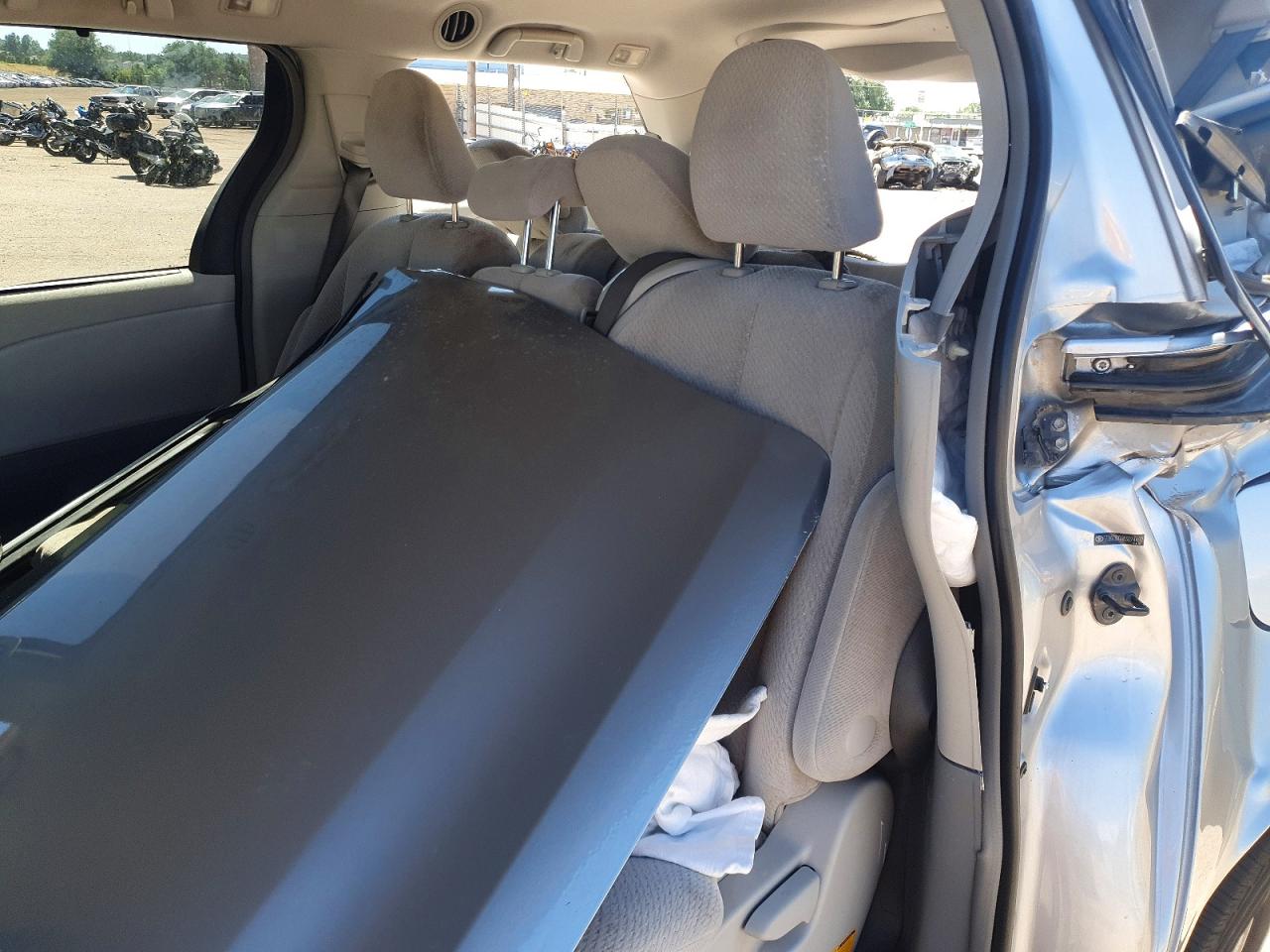 2011 TOYOTA SIENNA