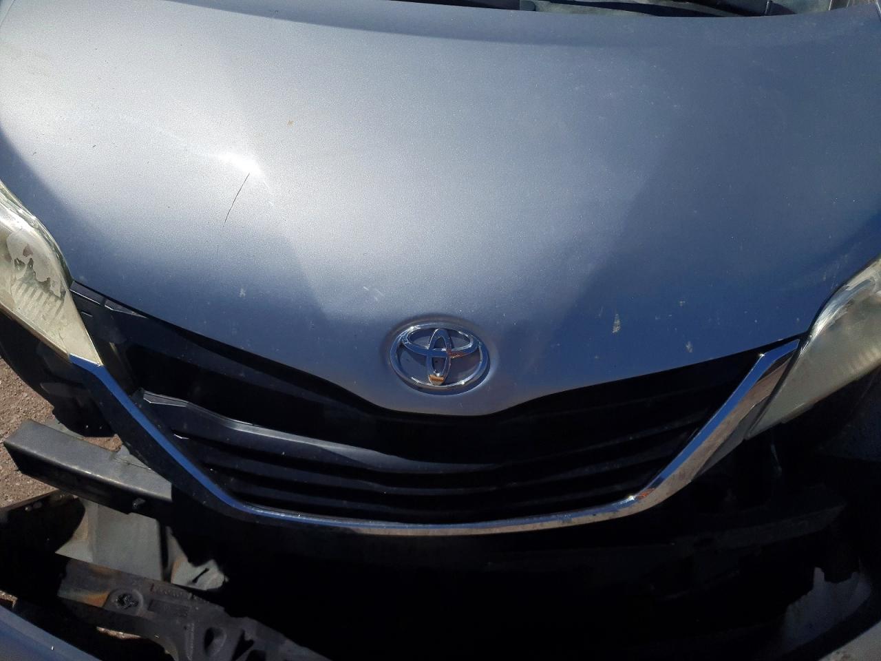 2011 TOYOTA SIENNA