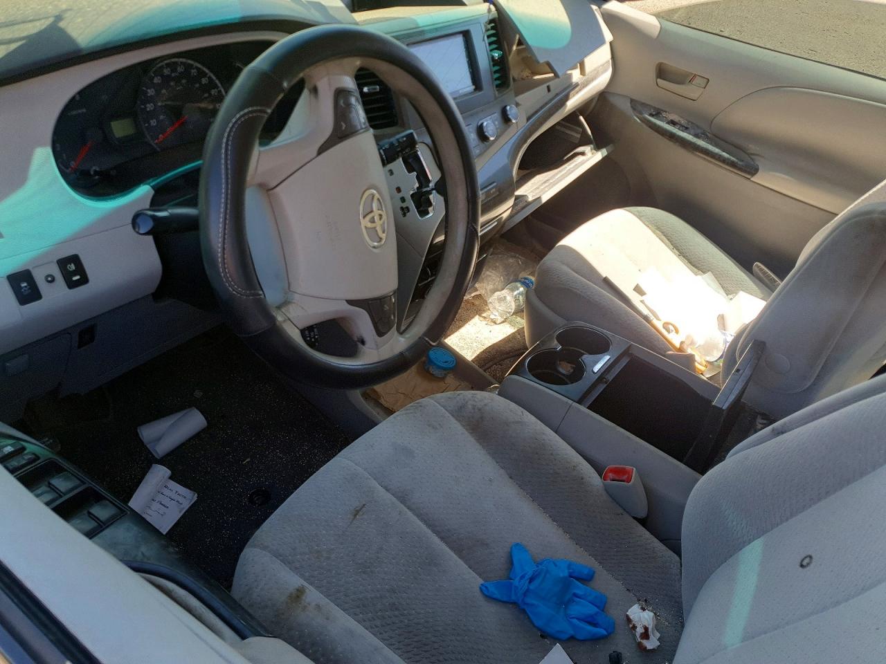 2011 TOYOTA SIENNA