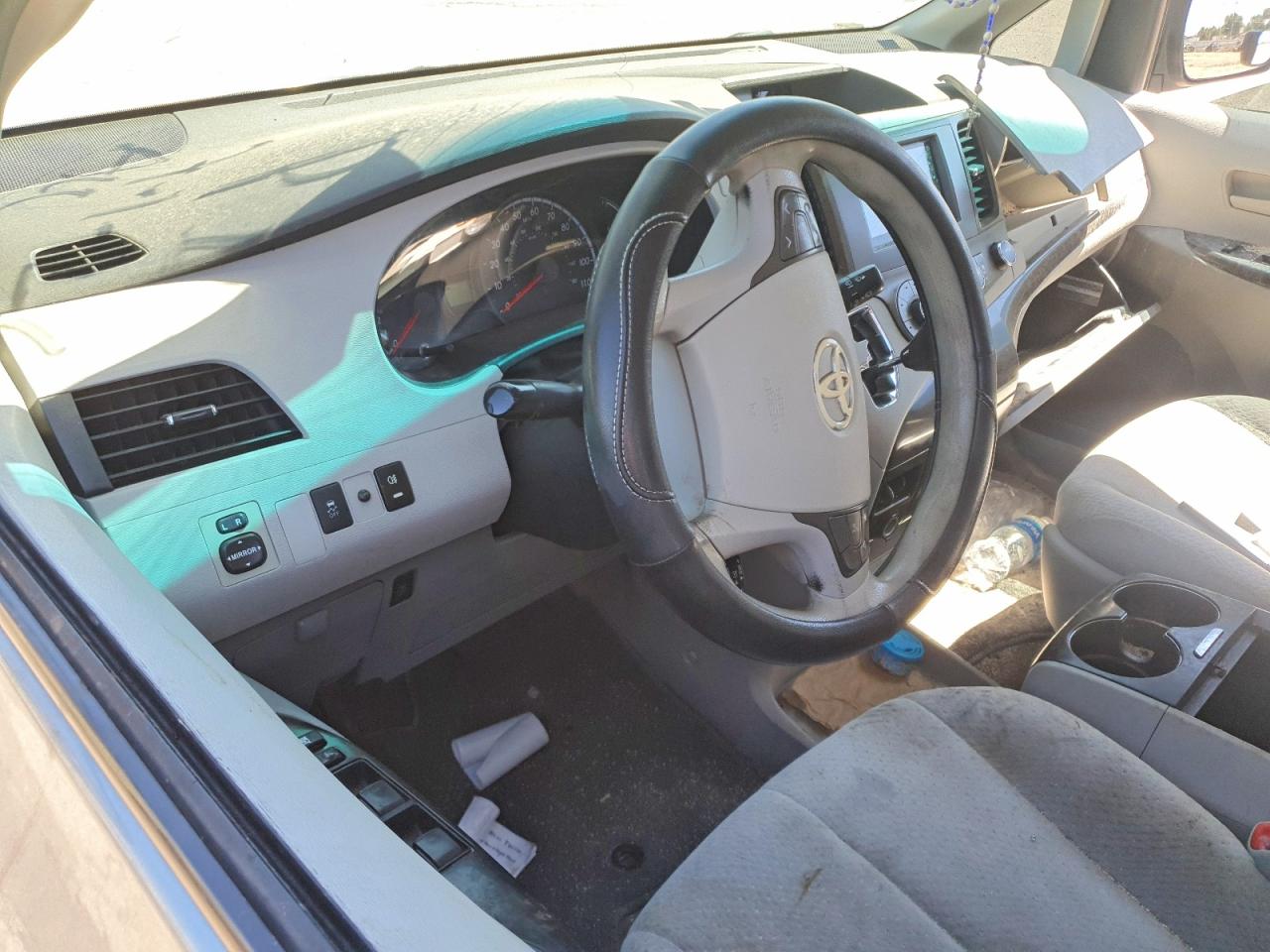 2011 TOYOTA SIENNA