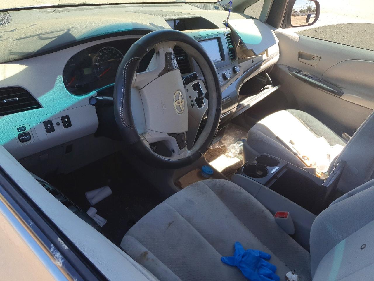 2011 TOYOTA SIENNA