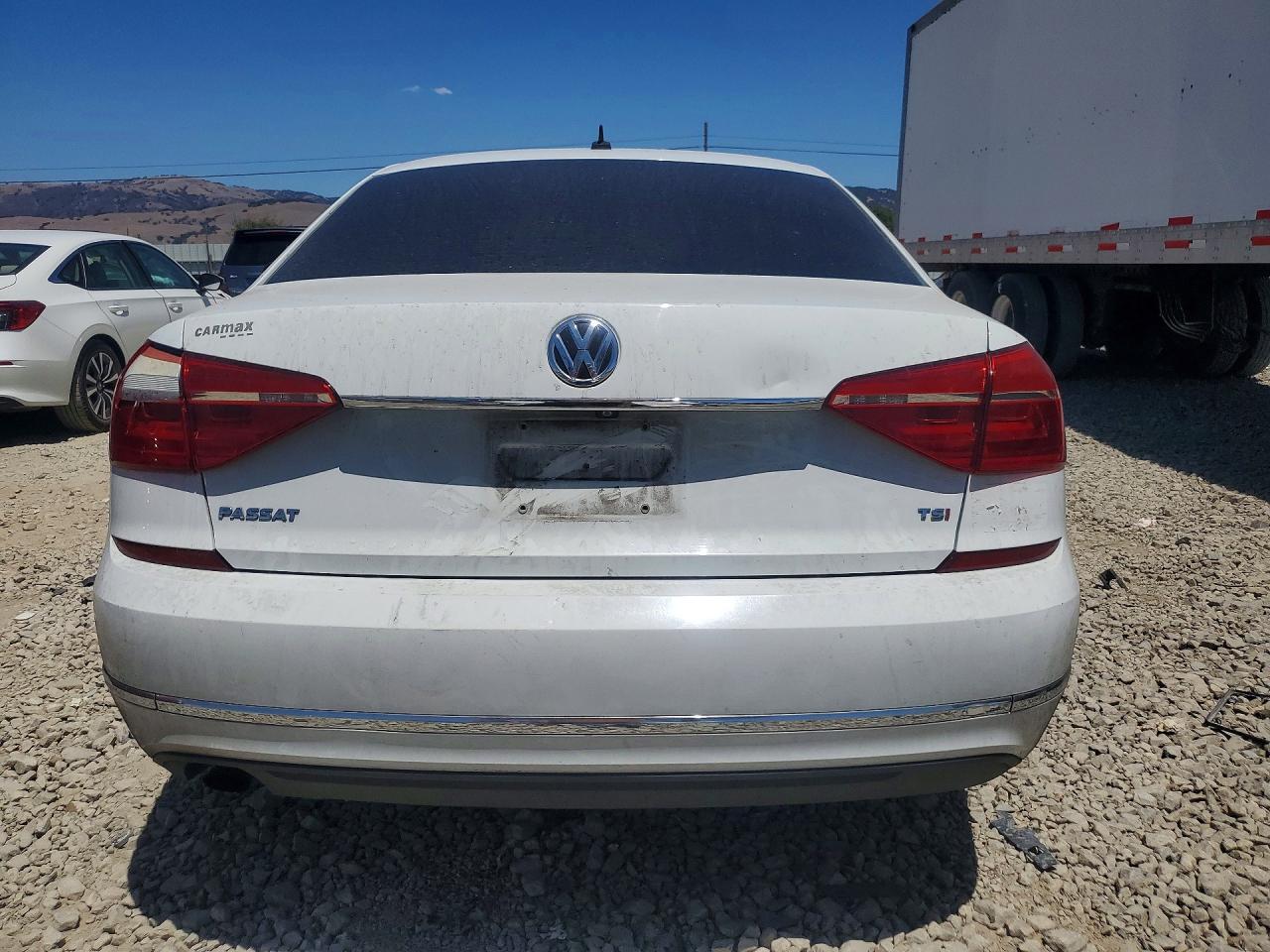2016 VOLKSWAGEN PASSAT