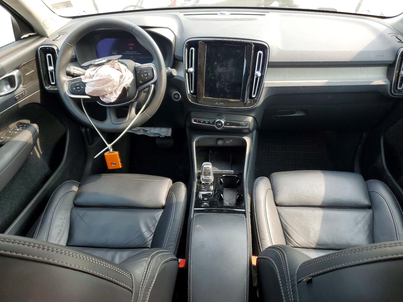 2023 VOLVO XC40